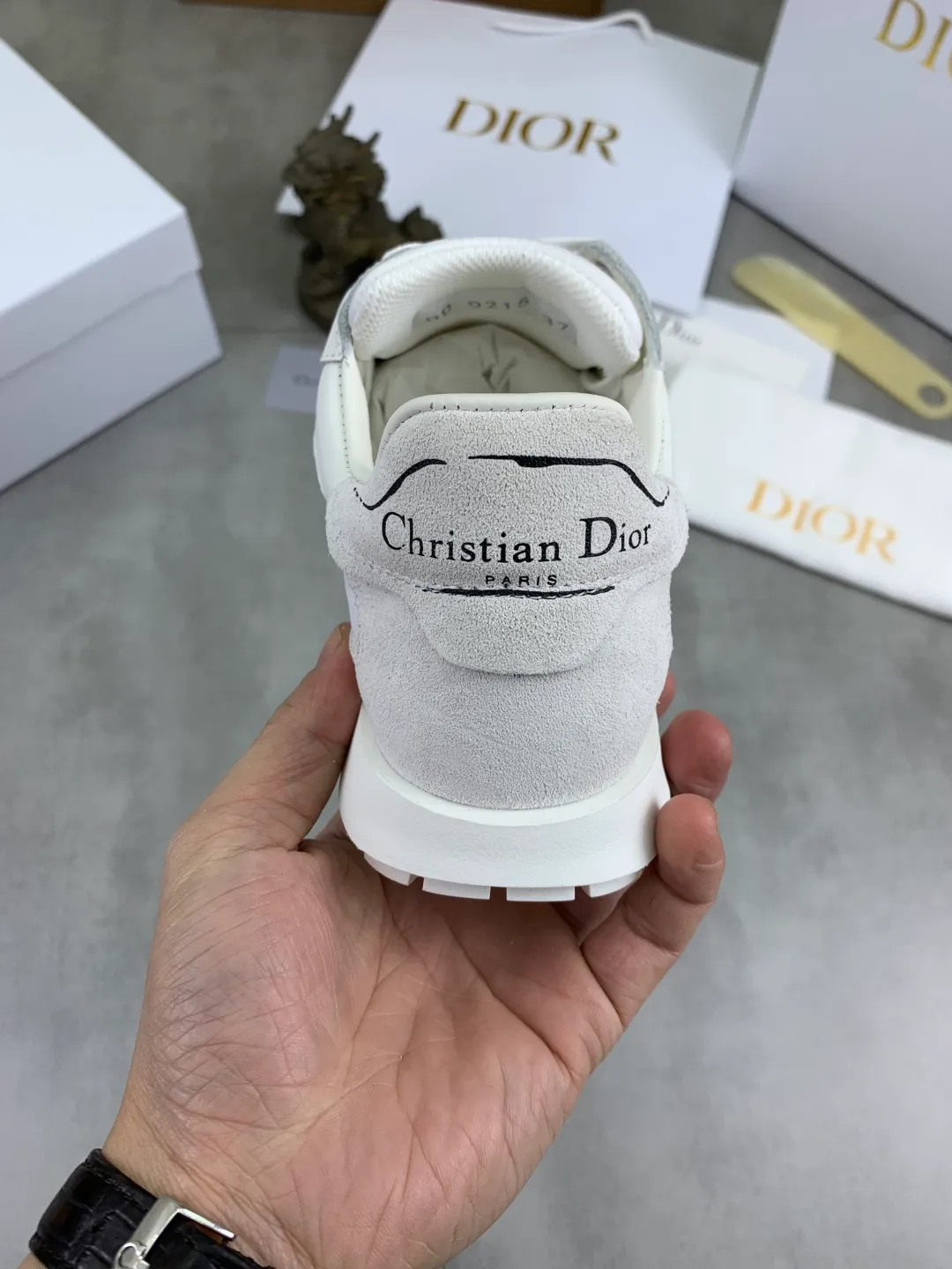 Men's men's shoes P560 new Dior Tech sneakers 2026 early spring series new products, with fashionable details, highlighting retro aesthetics. The light beige anti-suede cow leather upper is spliced ​​with apricot transparent mesh fabric on the side. The upper window edge is adhered with high-frequency flat ironing and back-pressure. It replicates the original craftsmanship, making it beautiful and comfortable without falling off. The interior is made of sheep lining of the same color and is soft and comfortable. The heel and tongue are embellished with the Paris logo. The textured TPU soles with the same color logo. The high-end version is exquisitely packaged with an airplane box, adding to the high-end style. Color: 4️⃣colors available Size: Female 35-41 Male 39-46